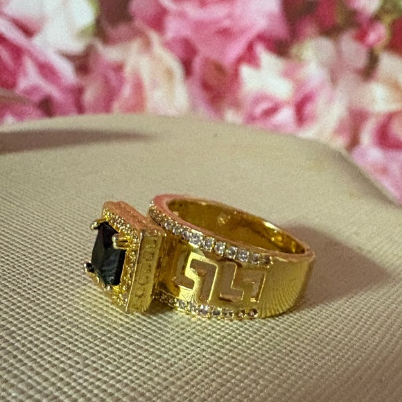 Elegant Gold Ring with Black Gemstone - Picture 13 of 15